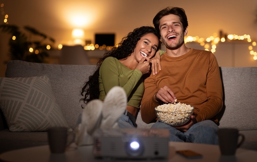 TOP 8 filmov, ktoré si pustiť na Valentína pár sleduje film, smeje sa a je pukance