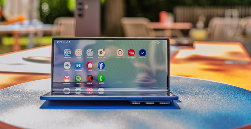Samsung Galaxy Z Fold8 a Z Flip8: Všetky dôležité informácie a úniky! Samsung Galaxy Z Fold7 položeny na stole.