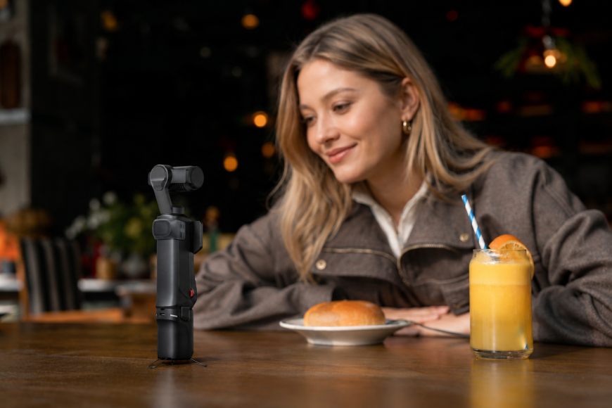 Insta360 Luna Ultra: Profesionálne video, ktoré schováte do vrecka Žena sedí za stolom v kaviarni, raňajkuje a natáča sa na outdoorovú kameru Insta360 Luna Ultra