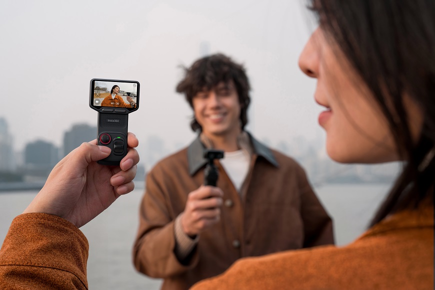 Insta360 Luna Ultra: Profesionálne video, ktoré schováte do vrecka Pár sa natáča na Insta360 Luna Ultra s bezdrôtovým ovládačom