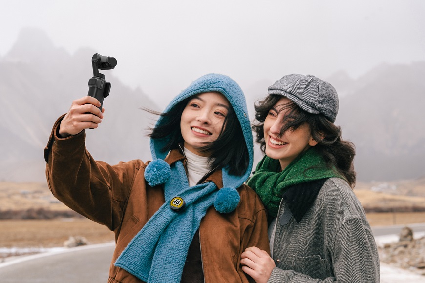 Insta360 Luna Ultra: Profesionálne video, ktoré schováte do vrecka Kamarátky na výlete sa natáčajú na outdoorovú kameru Insta360 Luna Ultra